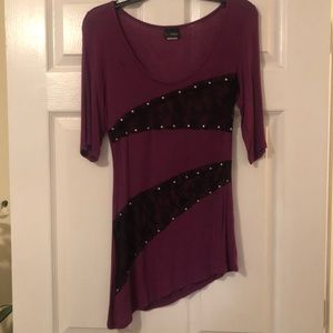 3/4 sleeve top. Size: Medium.